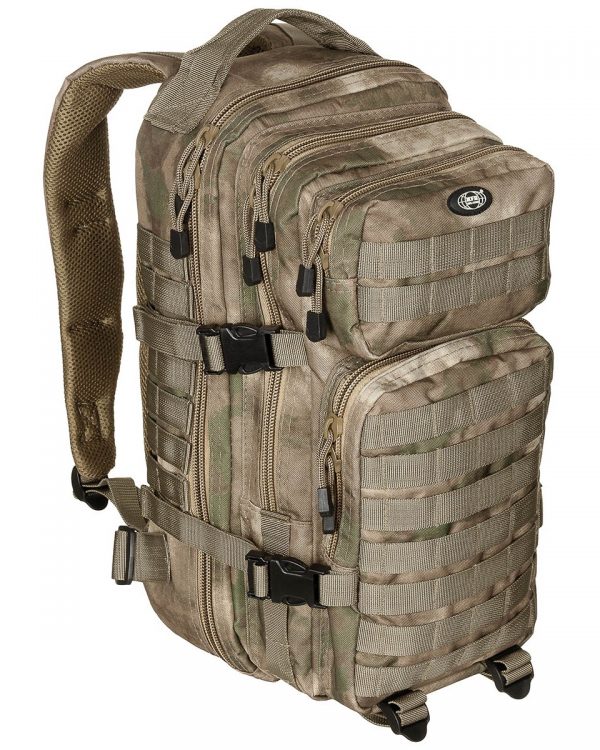 MFH batoh US Assault I HDT - camo FG Batoh ASSALUT je odolný proti vodě s objemem 30l. Všechny prostory jsou uzavřeny robustním 2-pásmovým zipem. Ergonomicky tvarované ramenní popruhy jsou polstrované a nastavitelné. Polstrovaná záda s nastavitelným popruhem kolem pasu. Díky řadě bočních kompresních popruhů dává možnost připojit další zařízení prostřednictvím nylonových popruhů MOLLE a D-kroužků. Batoh je ideální pro vojenství