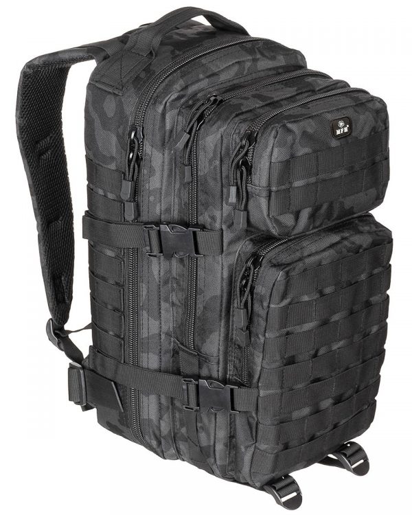 MFH batoh US Assault I night camo Batoh ASSALUT je odolný proti vodě s objemem 30l. Všechny prostory jsou uzavřeny robustním 2-pásmovým zipem. Ergonomicky tvarované ramenní popruhy jsou polstrované a nastavitelné. Polstrovaná záda s nastavitelným popruhem kolem pasu. Díky řadě bočních kompresních popruhů dává možnost připojit další zařízení prostřednictvím nylonových popruhů MOLLE a D-kroužků. Batoh je ideální pro vojenství
