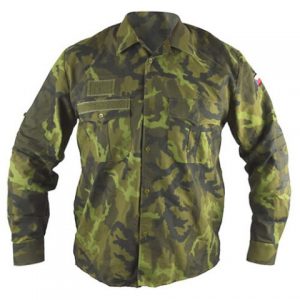 Originál AČR košile AČR vzor 95 194/41-42 Košile vz.95 AČR   letní košile 2000 s potiskem k nošení ke stejnokroji 95 letnímu se zeleným potiskem pro běžnou služební činnost košile s vyztuženým límečkem se zapínáním na knoflíky 2 náprsní kapsy na knoflíky na pravé kapse našit suchý zip na jmenovku a nad touto kapsou je další suchý na hodnost levý rukáv opatřen přišitou nášivkou malá barevná vlajka České republiky rukávy se zapínají na knoflíky a po srulování rukávu vytvoříme krátký rukáv