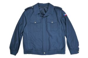 Originál AČR bunda 97 služební modrá 170/100 Originál používaný AČR   zapínání na zip a 2 knoflíky 2 náprsní kapsy nárameníky na levém rukávu našita vlajka ČR rukávy se zapínáním na knoflík pružný lem ve spodní části bundy   Materiál:   55% polyester 45% vlna podšívka: 100% polyester   Výrobce: Kras