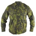 Originál AČR košile AČR vzor 95 182/39-40 Košile vz.95 AČR   letní košile 2000 s potiskem k nošení ke stejnokroji 95 letnímu se zeleným potiskem pro běžnou služební činnost košile s vyztuženým límečkem se zapínáním na knoflíky 2 náprsní kapsy na knoflíky na pravé kapse našit suchý zip na jmenovku a nad touto kapsou je další suchý na hodnost levý rukáv opatřen přišitou nášivkou malá barevná vlajka České republiky rukávy se zapínají na knoflíky a po srulování rukávu vytvoříme krátký rukáv