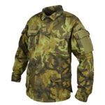 Originál AČR blůza vz.95 modernizovaná 188/108 Modernizovaná verze polní bojové blůzy se zeleným potiskem Zapínání po celé délce na knoflíky s krycí légou Stojací límec Dvě náprsní kapsy s krycí légou na knoflíky