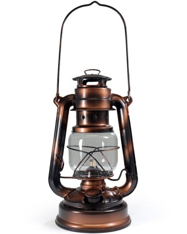lampa petrolejová 25cm Hurricane Retro Klasická petrolejová lucerna v RETRO designu je ideálním společníkem pro jakoukoli venkovní aktivitu. Může být také použit jako atmosférické osvětlení nebo pro kempování. Lucerna má praktickou kovovou rukojeť. Hoří s jednou nádrží paliva asi 20 hodin a pracuje s lampovým čirým olejem nebo petrolejem.   klasický design petrolejky nastavitelný plamen pomocí hladce pohyblivým knotem vysoce kvalitní zpracování výška: 25 cm průměr dna - 15 cm objem nádržky: 340 ccm na petrolej nebo čistý lampový olej doba hoření cca 20 hodin