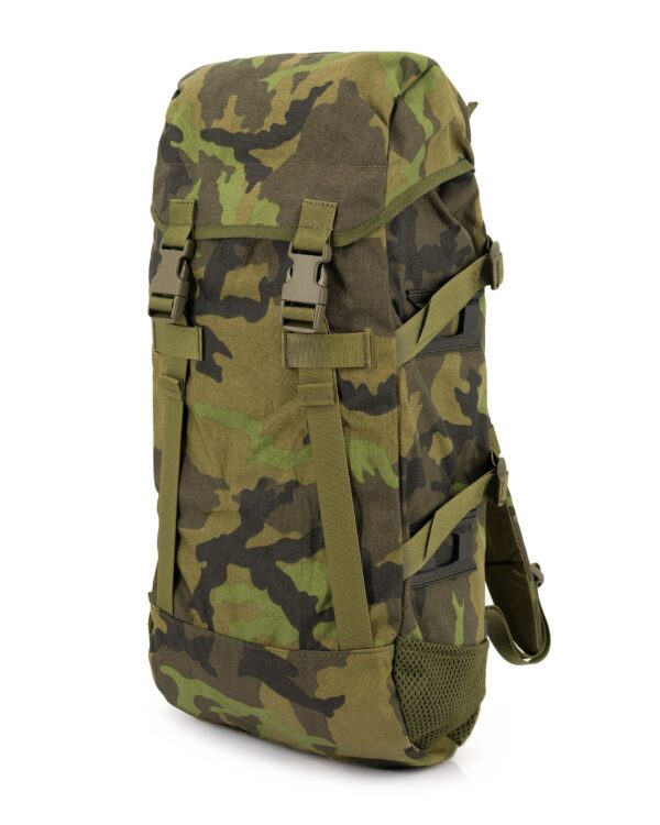 FENIX Protector batoh TL 30 vz.95 Originální batoh jednokomorové konstrukce s polstrovanými zády a bederním pásem.s od firmy FENIX PROTECTOR /dříve ALP/.  polstrovaná záda bederní pás s fastex sponou stavitelný elastický prsní popruh nastavitelné ramenní popruhy rukojeť na přenášení vrchní kapsa v klopě na zip boční průvlaky pro možnost připevnění popruhů postranní síťované kapsy zaveden do používání v AČR v roce 1997 KČM: 0120000890622 materiál: CORDURA   Parametry:   Objem batohu: 30 l Plnění batohu: Horní plnění  Zádový systém: Hrudní popruh