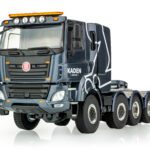 Kaden model Tahač DEN KADEN 2025 Sběratelský a perfektně propracovaný kovový model v měřítku 1:43 s odklápěcí kabinou v dekoraci Kaden. Model bude lakovaný v tmavší šedé metalíze