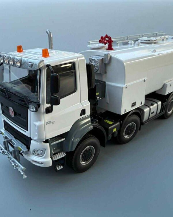 Kaden model Tatra Phoenix 8x8 MK22 bílá Sběratelský a perfektně propracovaný kovový model v měřítku 1:43.     měřítko: 1:43 materiál: kov ruční výroba vyrobeno v ČR výrobce: Kaden