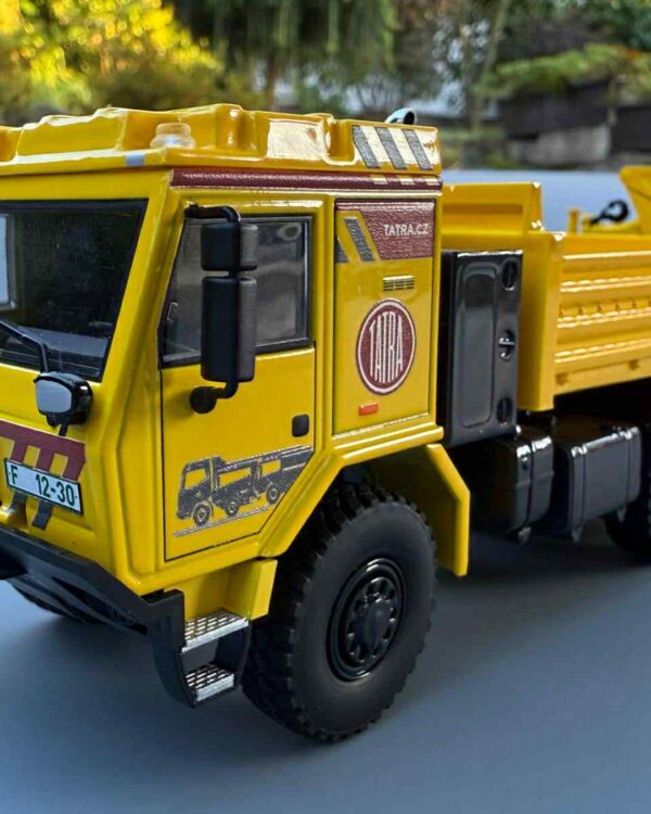 Kaden model Tatra 815-7 valník s rukou prototyp s potiskem Sběratelský a perfektně propracovaný kovový model v měřítku 1:43 s možností odklápění kabiny a resinovou korbou.    měřítko: 1:43 materiál: kov ruční výroba vyrobeno v ČR výrobce: Kaden