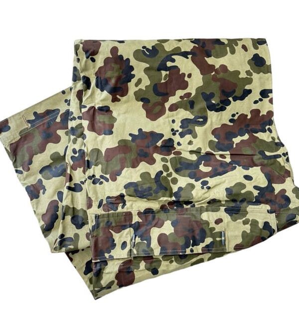 celta Dalmatian Camo M94 Rumunsko Celta čtvercová M94 rumunská DALMATIAN CAMO Čtvercová celta v rumunském maskování.  možnost spojení pomocí olivek lze použít jako pláštěnku s kapucí při použití dvou celt lze postavit áčkový stan rozměr 180 x 180 cm okované otvory v každém rohu materiál: bavlna hmotnost: 1