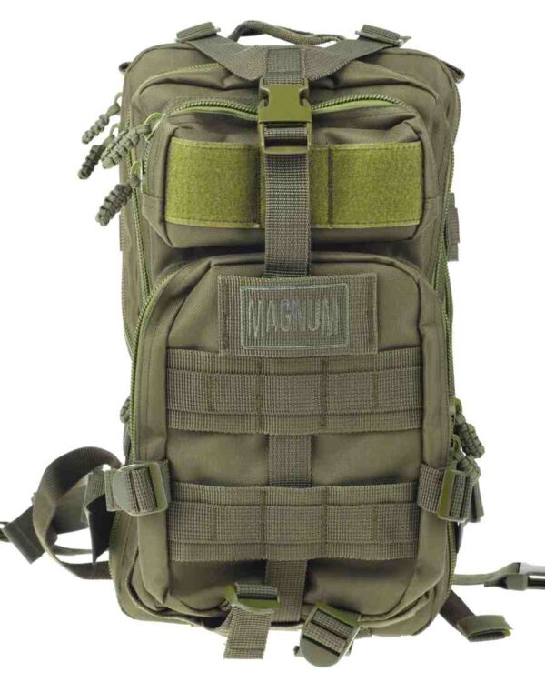 Magnum batoh Magnum FOX oliva taktický batoh Magnum v olivové barvě molle systém tři hlavní kapsy 2x malá kapsa s přihrádkami camelbag kapsa + vývody polstrované ramenní popruhy - možnost odejmutí objem: 25 litrů rozměry: 41 x 24 x 25 cm hmotnost: 1