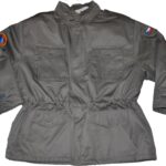 Originál AČR bunda vycházková CO 188/112 Originál kabát civilní obrany Kabát má na předním dílu 4 kapsy s klopou se zapínáním na knoflík Kabát se zapíná pomocí zipu překrytého légou na suchy zip Z vnitřní strany předního dílu jedna náprsní kapsa V pase lze stáhnoutpomocí šňůry V ramenou průramky  Na zápěstí lze stáhnout pomocí pásku se suchym zipem V límci je zabudovaná kapuce Kabát je odolný proti větru