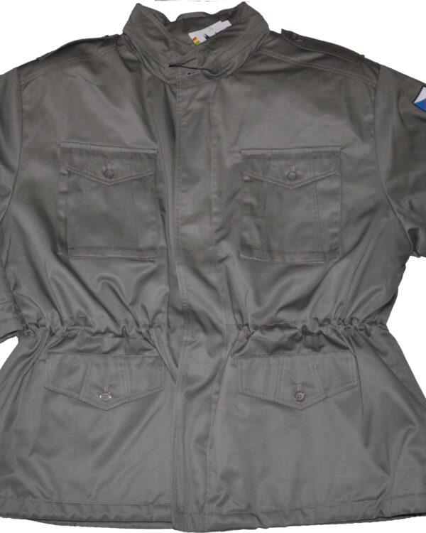 Originál AČR bunda vycházková CO 188/112 Originál kabát civilní obrany Kabát má na předním dílu 4 kapsy s klopou se zapínáním na knoflík Kabát se zapíná pomocí zipu překrytého légou na suchy zip Z vnitřní strany předního dílu jedna náprsní kapsa V pase lze stáhnoutpomocí šňůry V ramenou průramky Na zápěstí lze stáhnout pomocí pásku se suchym zipem V límci je zabudovaná kapuce Kabát je odolný proti větru