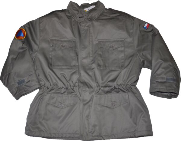 Originál AČR bunda vycházková CO 188/112 Originál kabát civilní obrany Kabát má na předním dílu 4 kapsy s klopou se zapínáním na knoflík Kabát se zapíná pomocí zipu překrytého légou na suchy zip Z vnitřní strany předního dílu jedna náprsní kapsa V pase lze stáhnoutpomocí šňůry V ramenou průramky  Na zápěstí lze stáhnout pomocí pásku se suchym zipem V límci je zabudovaná kapuce Kabát je odolný proti větru