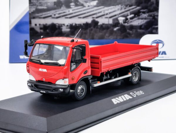 FOXtoys model AVIA D-line červená sklápěč výrobce modelu: Foxtoys měřítko: 1:43 materiál: kov/plast model je dodáván v plastové vitríně