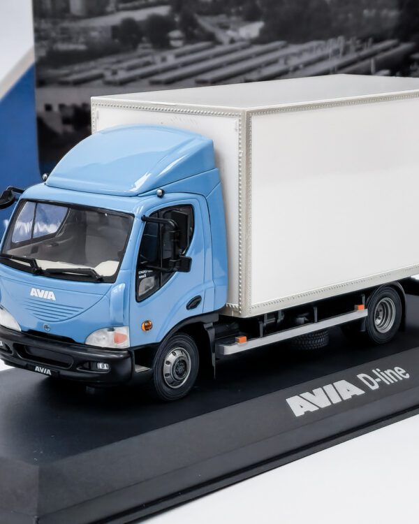 FOXtoys model AVIA D-Line modrá box výrobce modelu: Foxtoys měřítko: 1:43 materiál: kov/plast model je dodáván v plastové vitríně