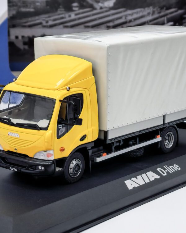 FOXtoys model AVIA D-Line žlutá plachta výrobce modelu: Foxtoys měřítko: 1:43 materiál: kov/plast model je dodáván v plastové vitríně