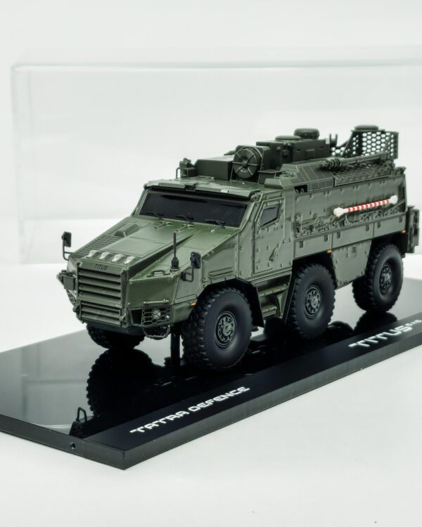 Kaden model TITUS 6x6 KADEN 1:43 Sběratelský model obrněného vozidla TITUS 6x6 v měřítku 1:43 od tradičního českého výrobce KADEN. Model vyniká precizním zpracováním
